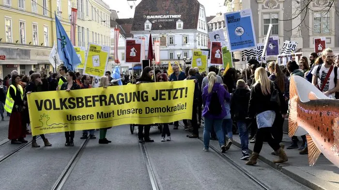 Die Initiative "Rettet die Mur" hatte wieder zur Demonstration gegen das geplante Murkraftwerk aufgerufen.