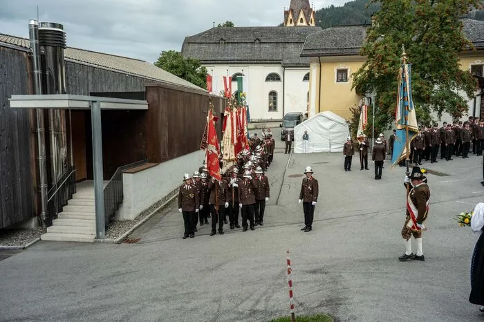Begleitet von feierlichen Klängen der Musikkapelle Anras unter Kapellmeister Christian Schönegger, finden sich die Formationen nahe des Peintnerhofes ein.