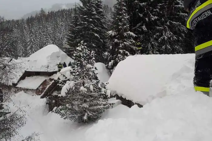 Von Sonnenauf- bis Sonnenuntergang kämpfen Feuerwehrleute und Freiwillige gegen die Schneemassen.