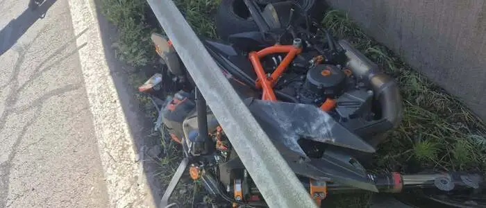 Das Motorrad wurde unter die Leitschiene gedrückt