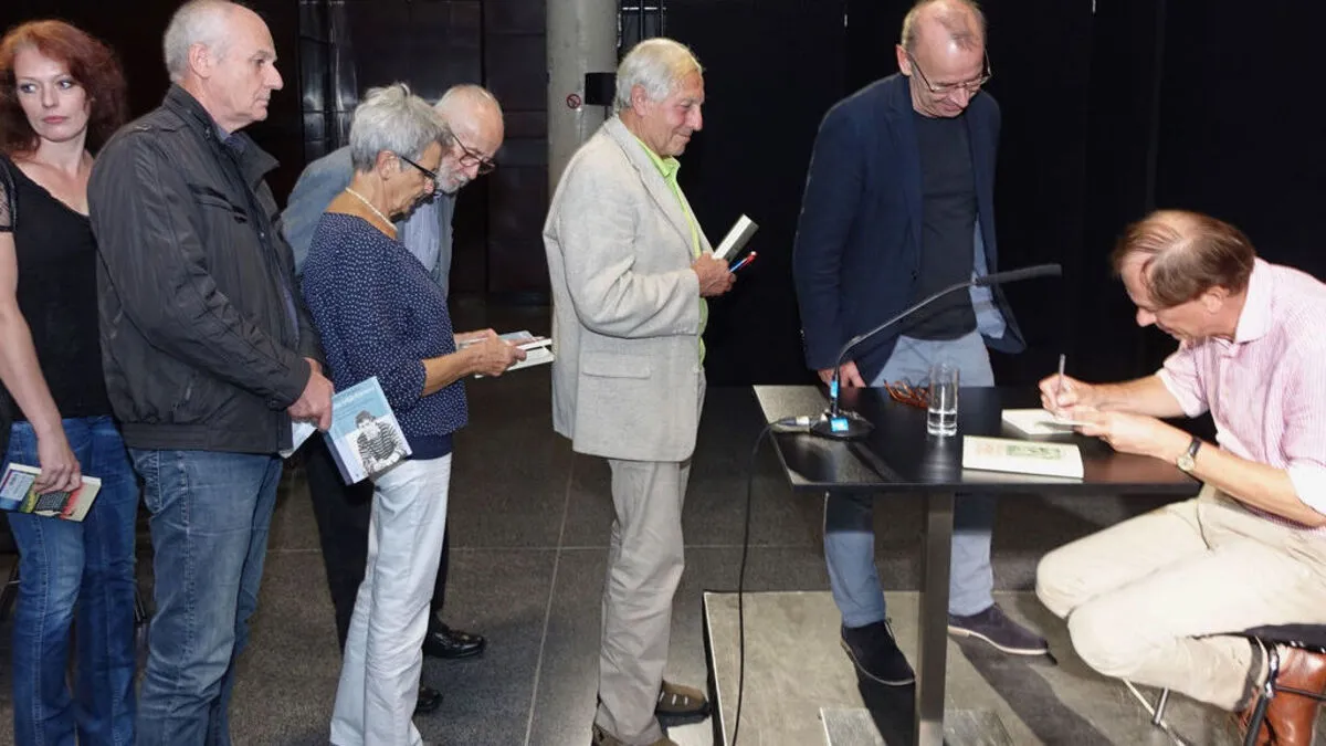 Scharenweise ließen sich die Weizer ihre Bücher von Josef Winkler signieren