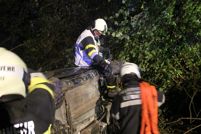 Zwei zufällig vorbeifahrende junge Frauen sahen den Lichtkegel des Pkws und sahen nach. Sie fanden das Unfallwrack und setzten die Rettungskette in Gang.