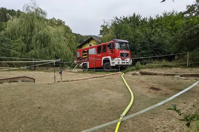 Zweimal wöchentlich liefert daher die Feuerwehr Wasser.