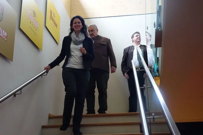 Gestern gönnte sich der ehemalige Außenminister der Tschechischen Republik aber nicht nur das eine oder andere Gläschen, sondern unterstützte Braumeister Johann Zirn auch ein wenig bei der Arbeit.
