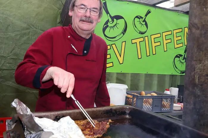 Für die Kirchtagssuppe und Gegrilltes war Hannes Gfrerer-Lipp mit seiner Mannschaft zuständig.