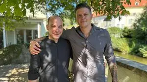 Zwei Männer stehen unter einem Baum, halten sich in den Armen und schauen dabei in die Kamera | Haubenkoch Ralph Kollnitzer (rechts) und Restaurantleiter Patrick Kranl vom kürzlich eröffneten „Roots“ in Wolfsberg