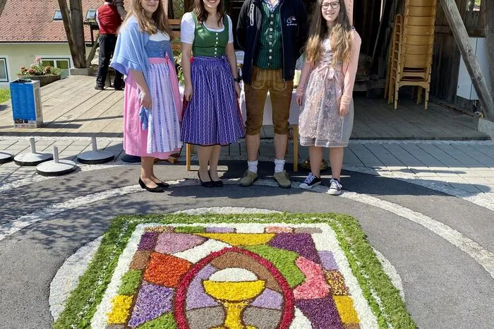 Teilweise wird ab 5 Uhr in der Früh noch an den Motiven gefeilt oder die letzten Blumen von der Wiese geholt.