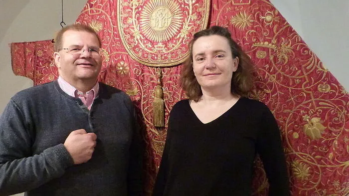 Elke El Sayed, Stefan Nöstelthaller vor kostbarem Feiertagsornat aus der Mitte des 17. Jahrhunderts 