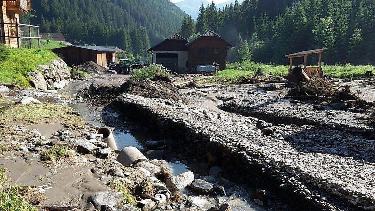 Bei Tageslicht wurden die enormen Schäden sichtbar, die die Wassermassen der Gulling in der Nacht angerichtet haben 