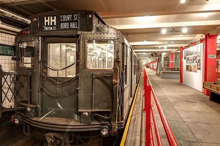Das Transit-Museum selbst liegt in der einst ausrangierten U-Bahn-Station "Court Street", die 1946 nach nur knapp zehnjähriger Betriebszeit stillgelegt worden war.