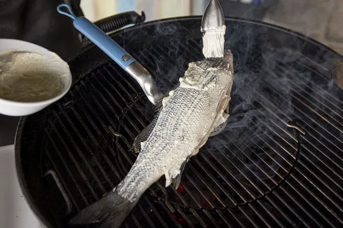 Den Wolfsbarsch von jeder Seite rund sechs bis acht Minuten grillen. Die Kerntemperatur für Wolfsbarsch liegt für glasig bei 58 °C und für done bei 62 °C.