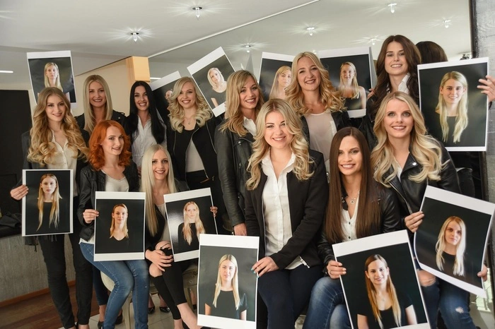 Hier das Danach-Gruppenbild der 12 jungen Damen - in Händen halten sie ihr Vorher-Foto.