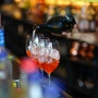 Jugendliche unter 16 Jahren dürfen ab 24 Uhr und bis 5 Uhr morgens nicht ohne Begleitung einer anderen verantwortlichen volljährigen Person in Lokalen oder auf Veranstaltungen sein