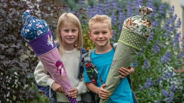 Die Zwillinge Ilvy und Timon gehen in dieselbe Klasse der VS Weinitzen. Beide freuen sich aufs Rechnen. Timon freut sich über seine neue Schultasche - "mit Dinos drauf". Ilvy hoffte in meiner Schultüte auf "Schokoeier und noch ein paar Überraschungen".