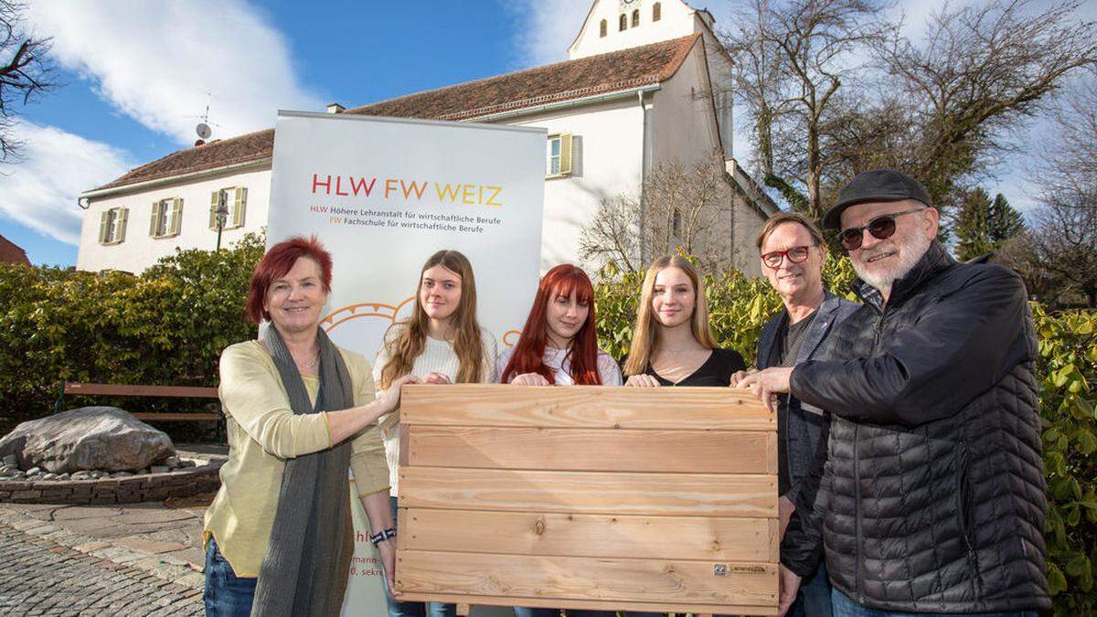 Direktorin Gabriele Zierler, Denise Kungl, Angelina Knaus, Viktoria Plazotta, Bürgermeister Erwin Eggenreich, Imker Karl Haas mit dem ersten Kisterl