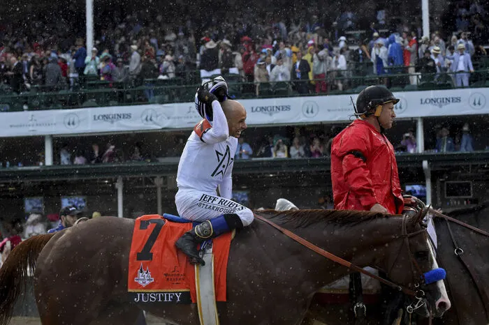 Vor 157.813 Zuschauern in Louisville setzte sich Justify im strömenden Regen auf der schlammigen Sandbahn zweieinhalb Längen vor Good Magic mit Jose Ortiz und eine weitere Kopflänge vor Audible mit Javier Castellano durch.