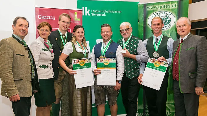 Die ausgezeichneten Voitsberger Betriebe bekamen Urkunde und Medaille verliehen