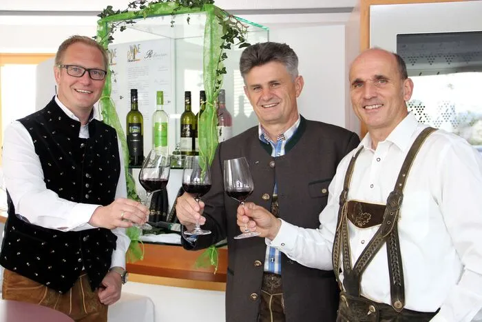Das Organisationsteam mit den Lehren Gerald Gaug, Gernot Spendier und Franz Wigoschnig hatte mustergültig die Fäden für ein Ballevent der Spitzenklasse gezogen.
