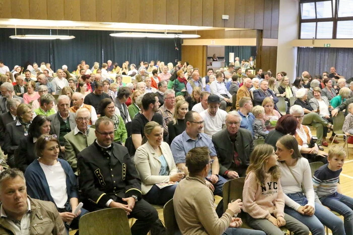 Und zahlreiche Besucher hatten sich aus diesem Grund am Sonntagabend ins Glantal aufgemacht. Wie etwa Siegfried Ehrlich, Bezirksobmann des Sängergaues St. Veit/Feldkirchen, Flex-Quality-Direktor Peter Müller, Manfred „Noste“ Obernosterer, Kunstschmied Johann Herrnhofer sowie die beiden Vizebürgermeister Martin „Mote“ Weiß und Werner Ruhdorfer. 
