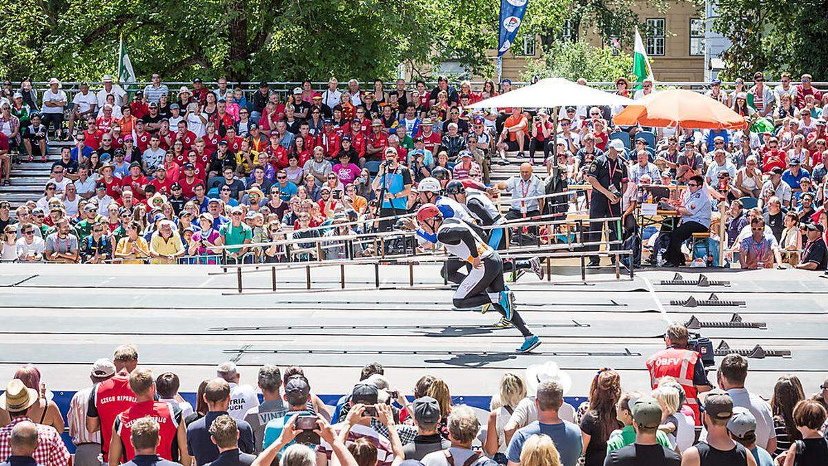 Ein Höhepunkt der Olympaide war das Hakenleitersteigen in der Innenstadt. Mehr als 4500 Fans waren beim Spektakel dabei