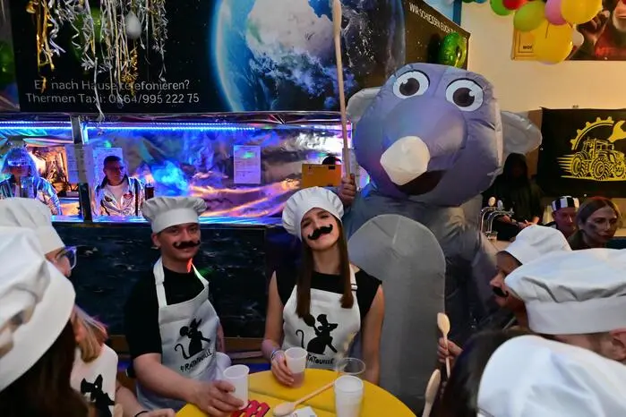 Dazwischen tanzte auch eine Riesen-Maus, die dem guten Ratatouille ihre Größe verdankte.