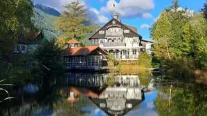 Ein Gasthof inmitten einer Berglandschaft
