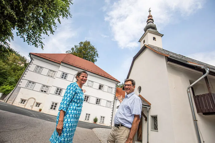 Schlossherrin Elke Piskernik mit ihrem Mann Randolph Koller. Im Hintergrund ihr Zuhause: Schloss Unterloibl in der Stadtgemeinde Ferlach.
