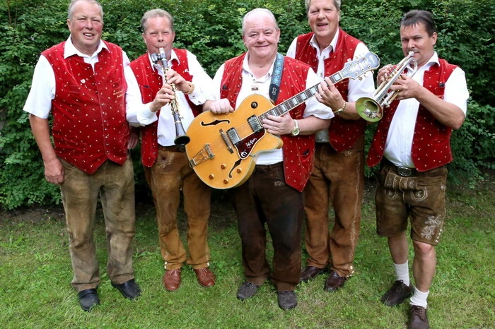 Nach der Heiligen Messe mit Provisor Sergius Duru und einem zünftigen Frühschoppen mit den „Bierbaumer Buam“ (Foto) wurde zum volkskulturellen Nachmittag mit den „Mirniger Schuhplattlern“ und der Landjugend Sörg in den Liegl-Gastgarten geladen. 