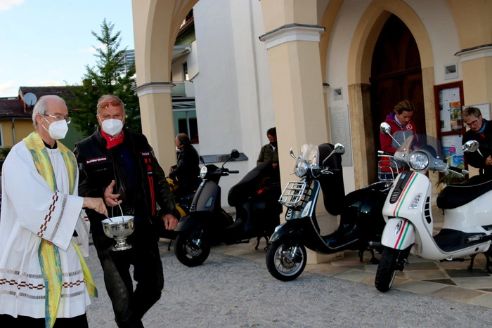 Anschließend segnete der Dechant alle Motorräder am Europaplatz.