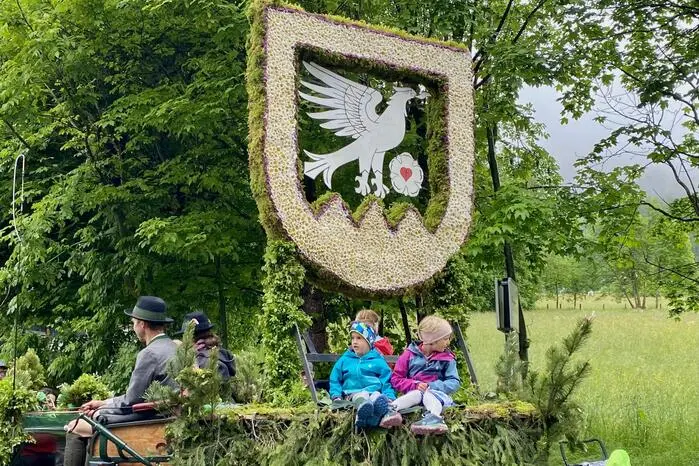 Wunderschöne Blumengestecke zierten die Wägen. Hier das Ramsauer Wappen.
