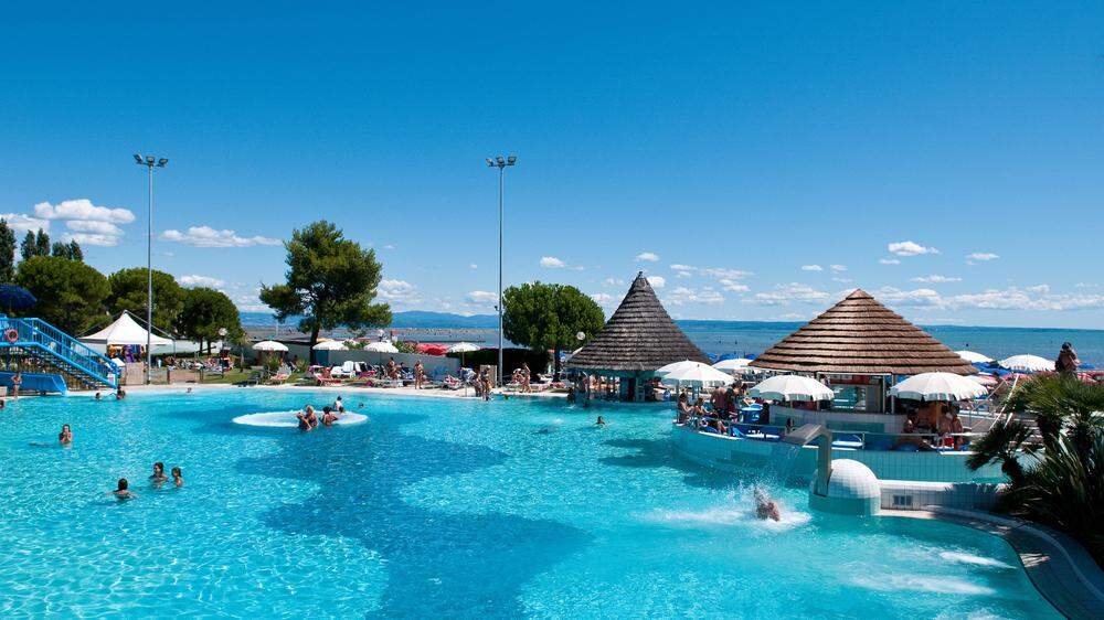 Das wunderbare Meerwasserschwimmbad, direkt am Strand von Grado, präsentiert sich als richtige Freizeitoase