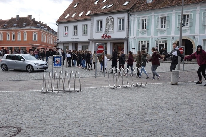 Im Rahmen des Protesttages "Friday for Future" wollen die jungen Leute damit ein Zeichen für den Klimaschutz setzen.