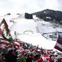 ABD0006_20250207 - SAALBACH-HINTERGLEMM - ÖSTERREICH: Zuschauer am Freitag, 07. Februar 2025, vor Beginn des Super-G der Männer anl. der alpinen Ski-WM in Hinterglemm. - FOTO: APA/TOBIAS STEINMAURER