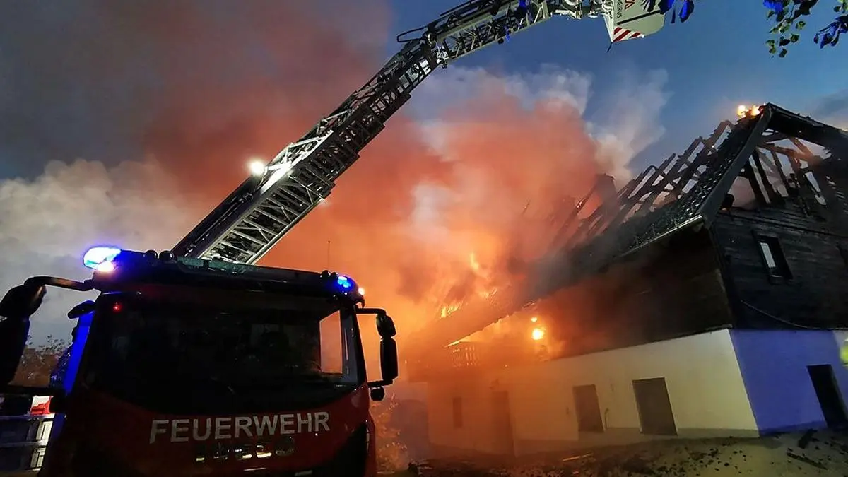 Beim Eintreffen der Einsatzkräfte stand das Obergeschoss bereits in Vollbrand