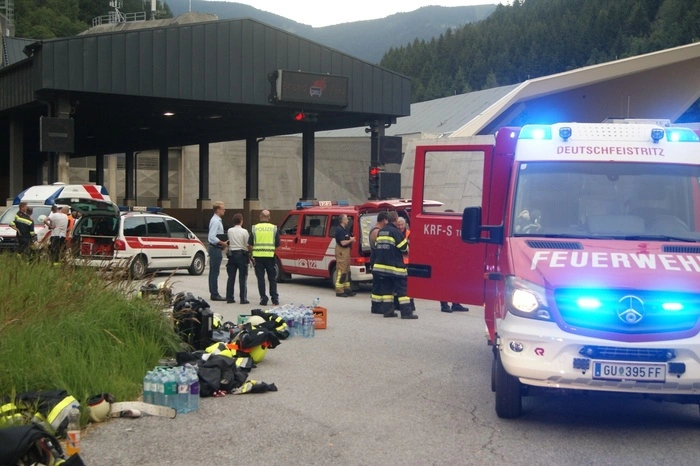 Das Feuer ist mittlerweile gelöscht, die Rauchabsauganlagen arbeiten auf Hochtouren.