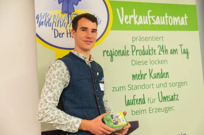 Hofveitl. Familie Schlegl aus Haselsdorf vertreibt die Produkte aus ihrem Legehennen- und Ackerbaubetrieb im eigenen Hofladen und auf zwei Bauernmärkten. Besonders innovativ sind die drei Hofveitl-Lebensmittelautomaten in Graz. Dank dieser gekühlten Automaten mit 70 Fächern stehen ihre Produkte sowie jene von fünf weiteren Partnerbetrieben. www.hofveitl.at
