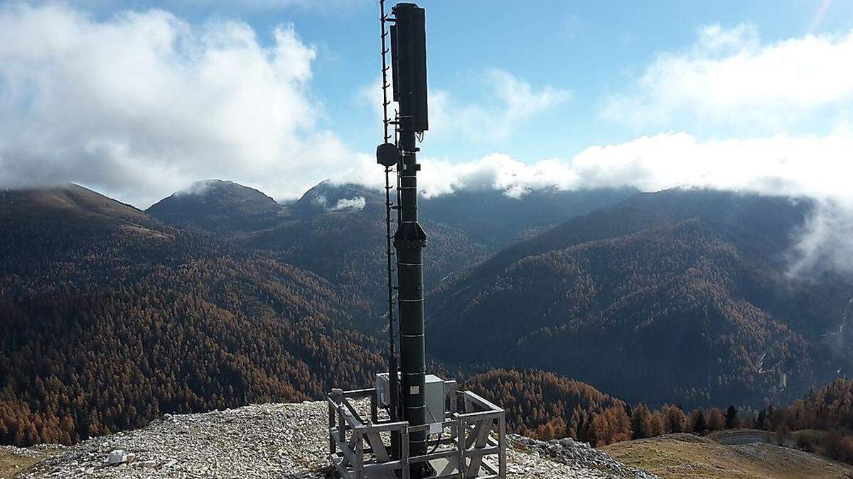 Der Mast steht auf der Eisentalhöhe, dem höchsten Punkt der Straße 