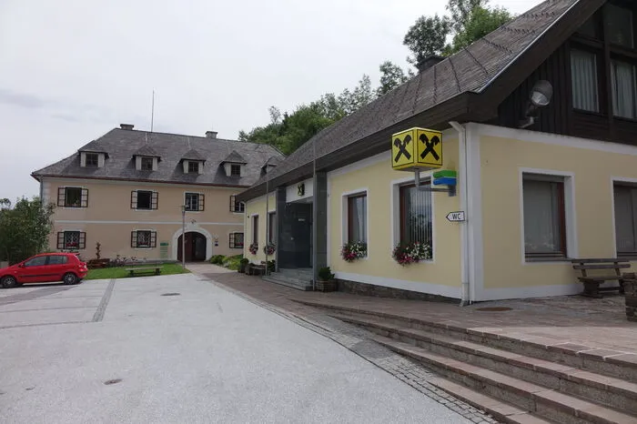 Ehemaliges Bankgebäude, "Heilbrunn Haus", und Pfarrhof