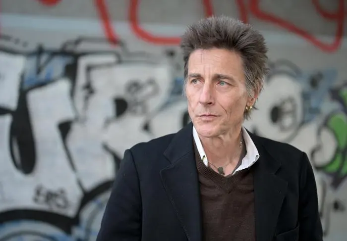 ABD0002_20240318 - WIEN - ÖSTERREICH: Georg Altziebler, Frontman der Band „Son of the Velvet Rat“, am Donnerstag, 29. Februar 2024, im Rahmen eines Interviews mit der APA-Austria Presse Agentur in Wien. - FOTO: APA/ROLAND SCHLAGER