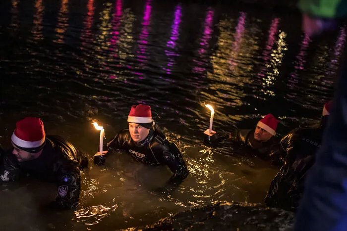 Vor dem Christkind erreichten die Taucher von der Hauptfeuerwache Villach, dem Pionierbatallion 1 und der Wasserrettung Villach die Drauterrassen samt Weihnachtsstern und Christbaum