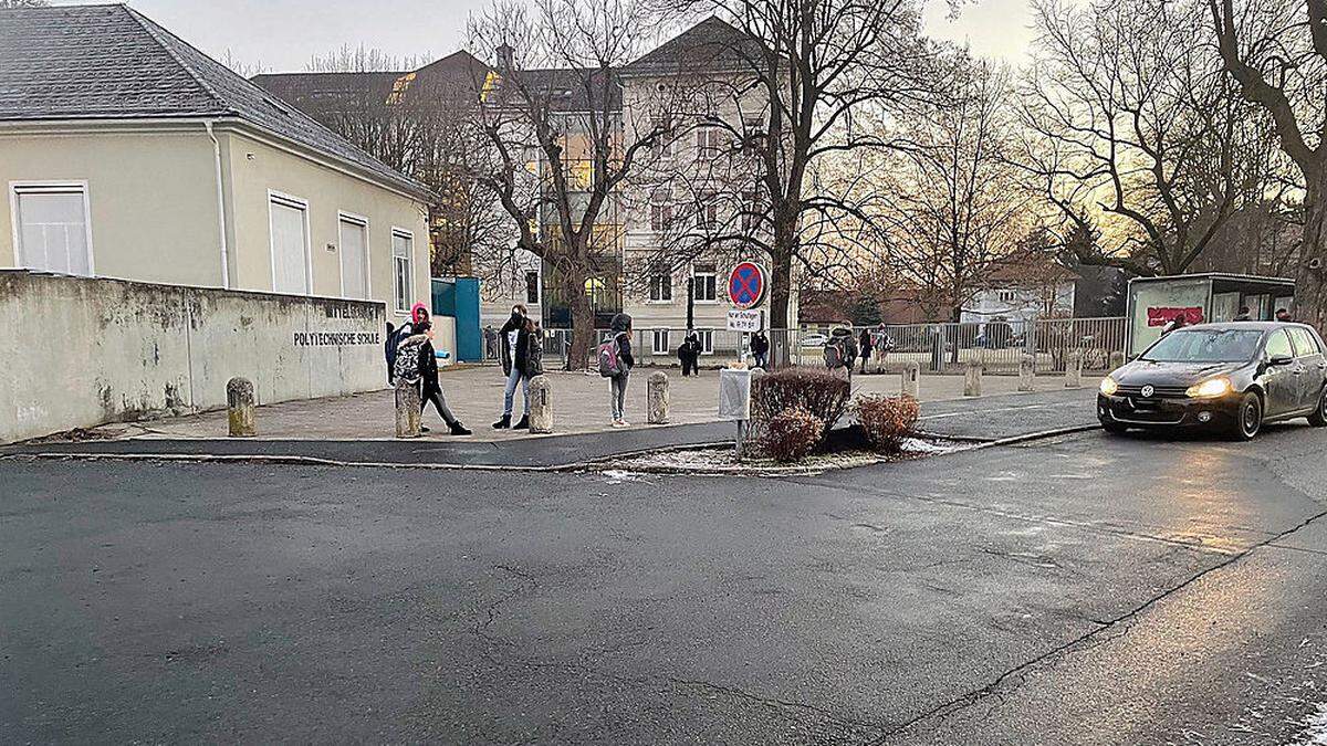 Vor dem Schulareal der Mittelschule II und der Poly Leibnitz vor Schulbeginn