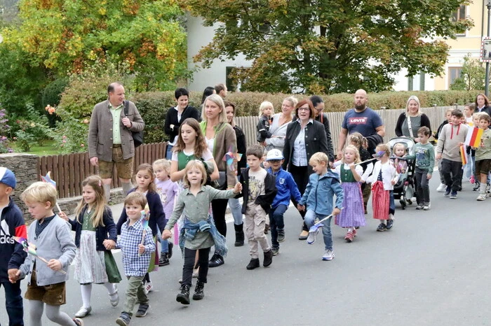 Gelungener Auftakt am Samstagnachmittag: der Festzug mit 15 örtlichen Vereinen vom Keltenweg zum Oberen Markt. 
