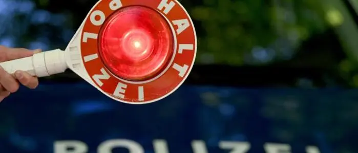 Falscher Polizist mit falschem Anhalte-Lich 