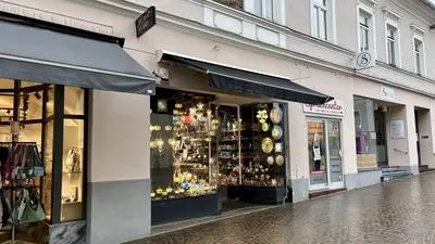 Seitlicher Blick auf ein Lampengeschäft