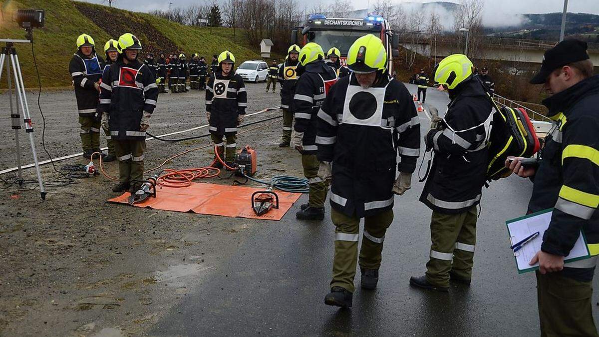 24 Mitglieder der Feuerwehr Dechantskirchen bildeten sich weiter