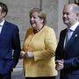 Merkel (CDU) mit ihrem wahrscheinlichen Nachfolger Olaf Scholz (SPD) und Frankreichs Präsident Macron