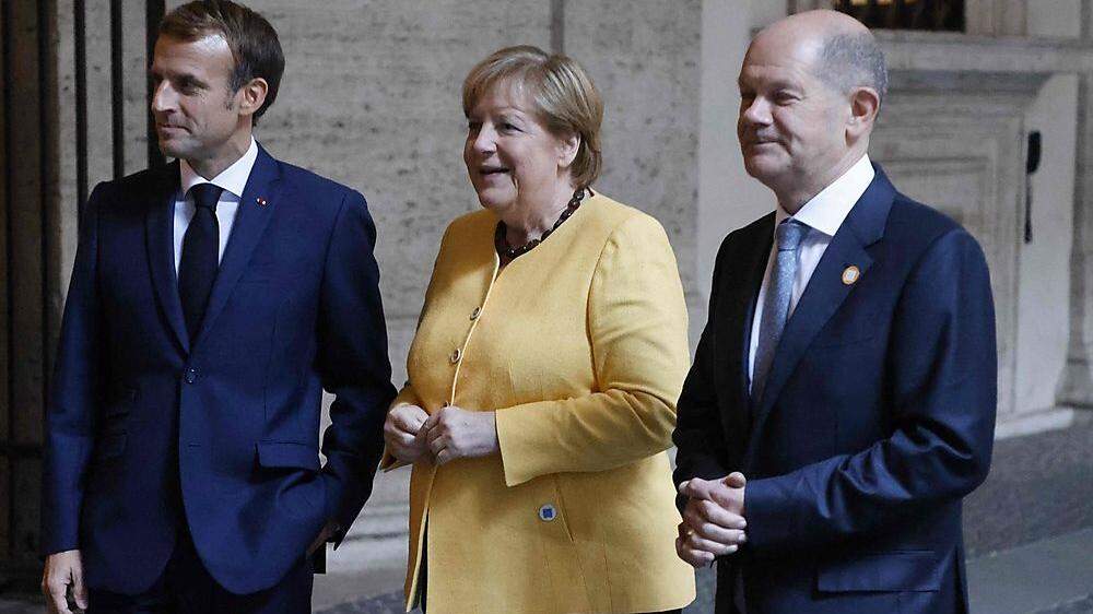 Merkel (CDU) mit ihrem wahrscheinlichen Nachfolger Olaf Scholz (SPD) und Frankreichs Präsident Macron