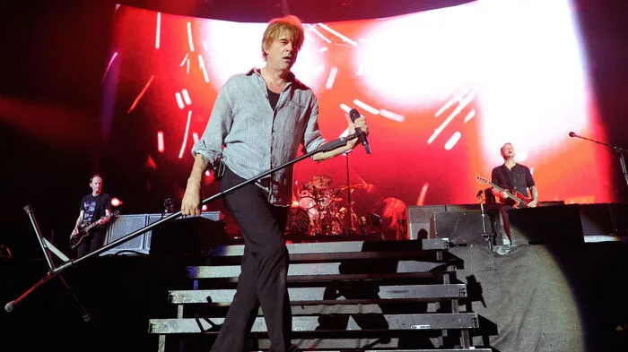 Die Toten Hosen waren am Samstagabend die unbestrittene Nummer eins: Gleich vier Klassiker gab es zum Start - "Bonnie & Clyde", "Du lebst nur einmal", "Liebeslied", "Auswärtsspiel" - und die dicht gedrängten Fans gingen voll ab.