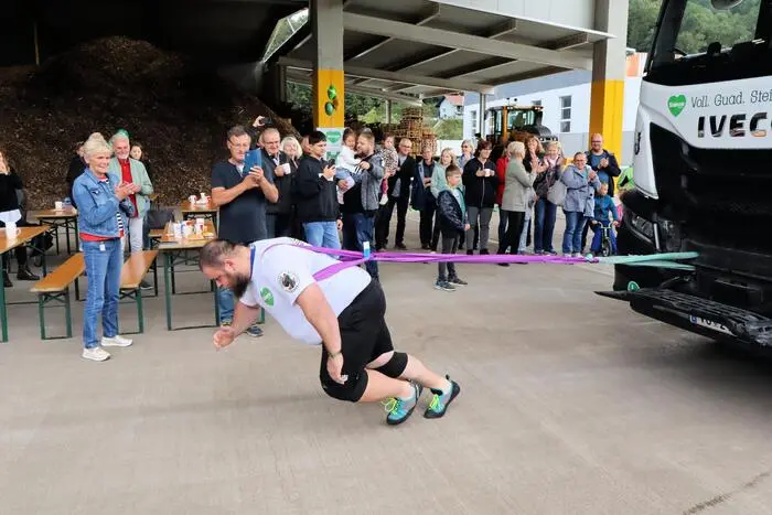 Maximilian Fleck, selbst Mitarbeiter bei der Berglandmilch und Mitglied der Austrian Strongman Federation, zog vor begeistertem Publikum einen 12.420 Kilogramm schweren Milch-LKW mit Körperkraft rund 35 Meter weit. Die Besucher quittierten diese Leistung mit tosendem Applaus. 