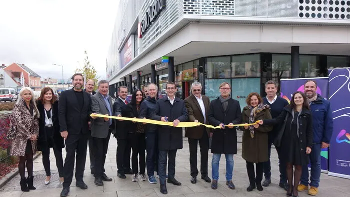 Jürgen Bruckner, Geschäftsführer von Krocon Asset, Architekt Malek Herbst, Bürgermeister Erwin Eggenreich, Vertreter und Chefs der Mieter eröffneten am Donnerstagvormittag das neue Park's-Einkaufszentrum.